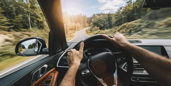 운전대를 자동차를 운전하는 가을에 도로에서 운전하는 여행중에 도로를 운전하는 즐거움 — 스톡 사진