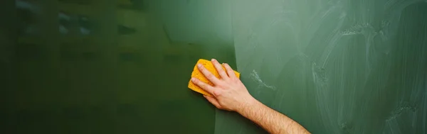 教师手用海绵清洁肮脏的绿色黑板 黑板纹理背景 复制空间 横幅尺寸 — 图库照片