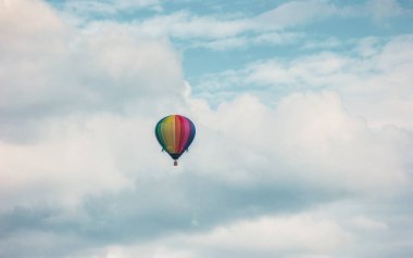 Renkli Bulutlu sıcak hava balonu