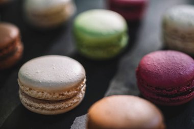 Renkli Fransız badem kurabiyeleri arka planı, yakın plan. Lezzetli tatlı renkte farklı renkli badem kurabiyeleri - Pastane konsepti resmi