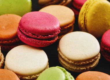 Renkli lezzetli macaroons arka plan