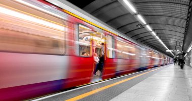 Londra metrosu, metro istasyonu, tren kapısı kapalı hareket bulanıklığı