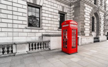 Londra 'daki tipik kırmızı telefon kulübesinin klasik görüntüsü