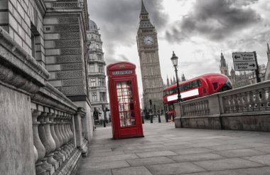 Londra, İngiltere ve İngiltere 'de otobüsleri olan kırmızı telefon kulübesi ve Big Ben.
