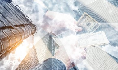 İşadamı dolar sayıyor. Çift pozlama arkaplanındaki gökdelen ofis binası