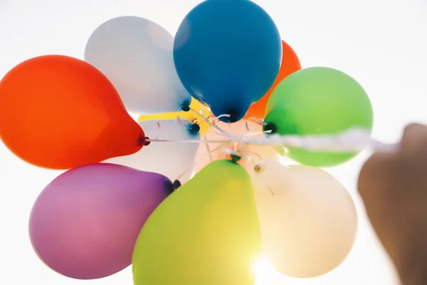 Main Tenant Des Ballons Colorés Contre Soleil — Photo