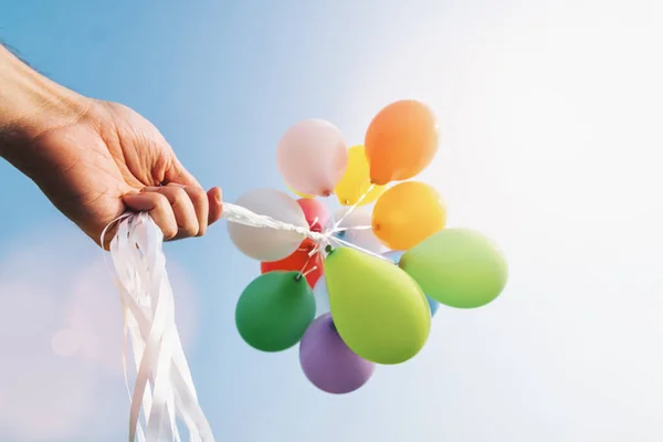 Hand Houden Kleurrijke Ballonnen — Stockfoto