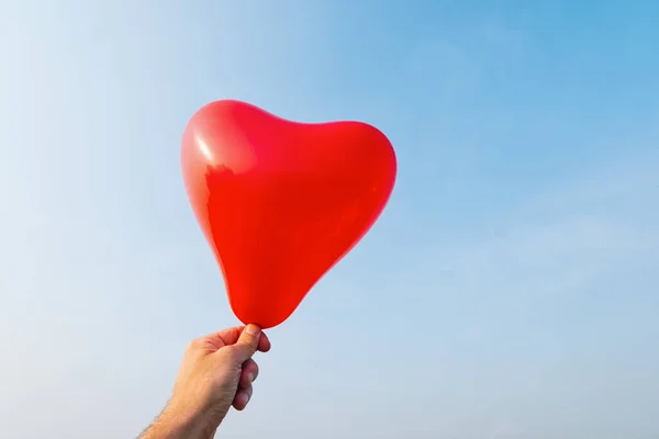 Mão Segurando Balão Forma Coração — Fotografia de Stock