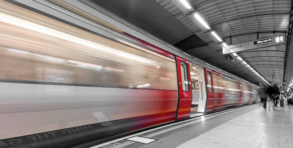 London tube opening the door motion blur