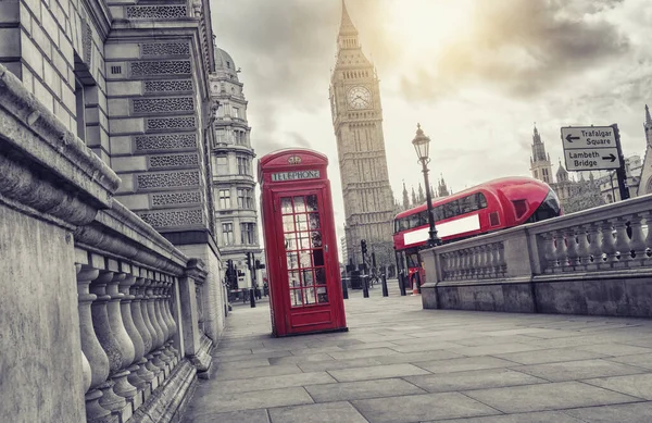 Tradicional Caixa Telefone Britânico Vermelho Com Big Ben Ônibus Double — Fotografia de Stock