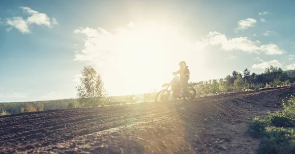 Motocross Jeździec Torze Brudu Zachód Słońca — Zdjęcie stockowe