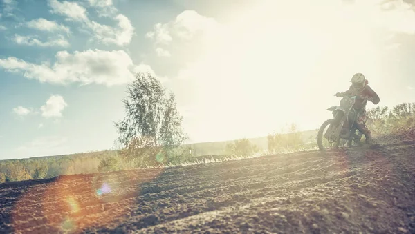 Enduro Zawodnik Torze Brudu Jego Motocross Cyklu Zachodzie Słońca — Zdjęcie stockowe