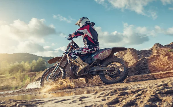 Enduro Extreme Motocross Fahrer Aktion Auf Einer Schotterpiste — Stockfoto