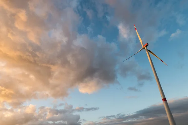 Turbina Eólica Contra Cielo Nublado Atardecer —  Fotos de Stock