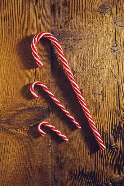木制底色圣诞彩色糖果手杖 — 图库照片