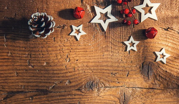 Karácsonykor Télen Díszített Üdvözlőkártya Stílusban Egy Fából Készült Asztalon Beleértve — Stock Fotó