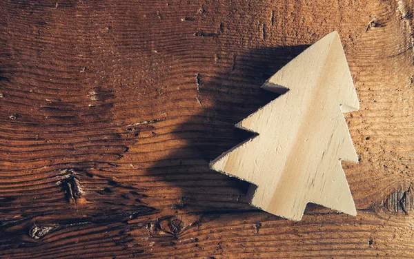 コピースペースを含むグリーティングカードスタイルの古い木の背景にクリスマスツリーのシンボル — ストック写真