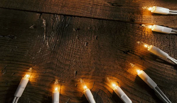 圣诞灯在木制的背景 — 图库照片