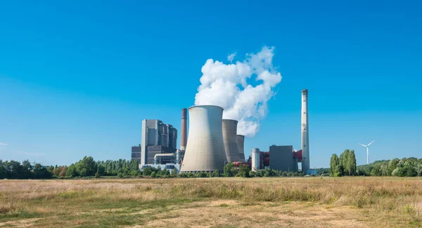 夏天的褐煤发电厂 — 图库照片