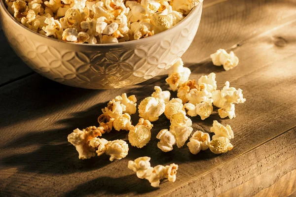 Garam Popcorn Dalam Mangkuk Meja Kayu — Stok Foto