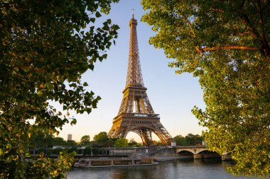 Gündoğumunda Paris Eyfel Kulesi