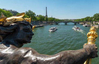 Paris Eyfel Kulesi ve Paris 'te Pont Alexandre III