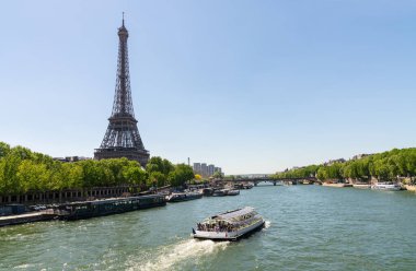 Paris Eyfel Kulesi ve Seine Nehri yazın Paris, Fransa 'da. Eyfel Kulesi, Paris 'in en ikonik simgelerinden biridir. bireysel metniniz için kopyalama alanı.