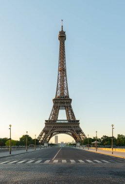 Gündoğumunda Paris Eyfel Kulesi