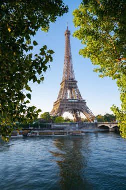 Paris Eyfel kulesi arka planı