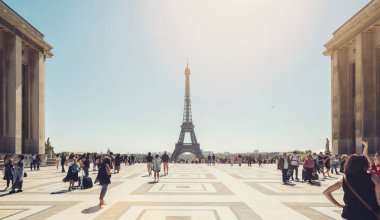 Eiffel Kulesi Trocadero Meydanı 'ndan kalabalıkla görüldü