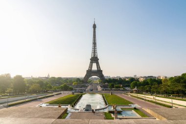 Eiffel kulesi Trocadero çeşme meydanından görüldü