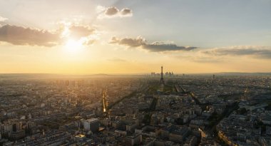 Günbatımında Eyfel Kulesi ile Paris Skyline manzarası 