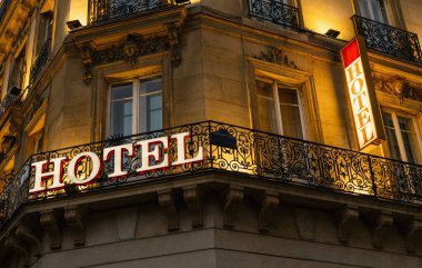 Geceleri Paris 'te çekilen ışıklı otel tabelası.