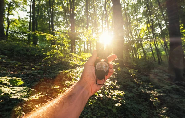 Ταξιδιώτης Κρατά Μια Πυξίδα Στο Δάσος Εκρηκτικό Φως Του Ήλιου — Φωτογραφία Αρχείου