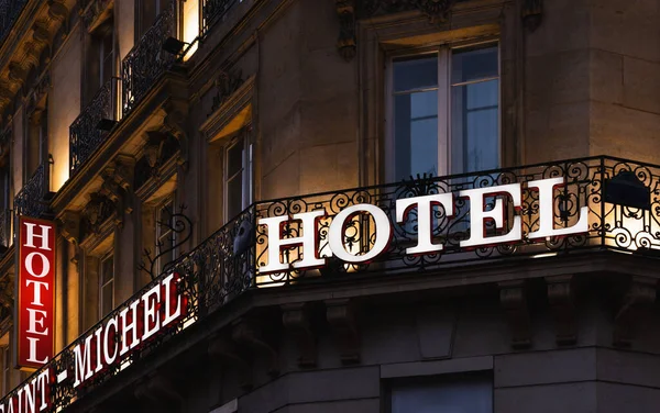 Znak Oświetlony Hotel Zmierzchu — Zdjęcie stockowe