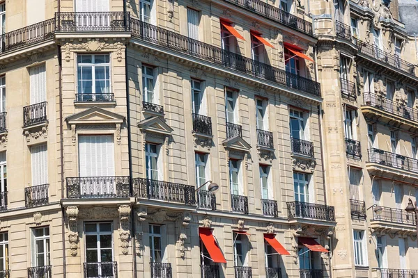 Typową Fasadą Paryskich Budynków Paryżu Lato — Zdjęcie stockowe