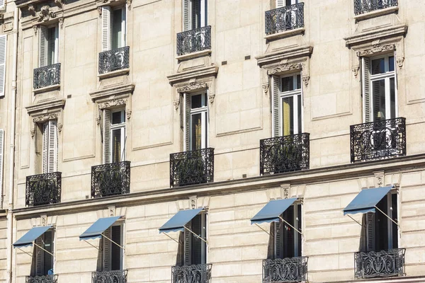 Krásné Budovy Haussmann Paříži Létě — Stock fotografie