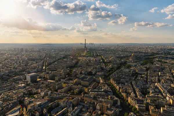 Gün batımında Paris 'in hava manzarası