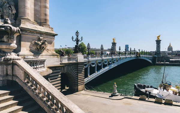 亚历山大三世桥横跨塞纳河 桥装饰华丽的艺术新艺术灯和雕塑 法国巴黎 — 图库照片
