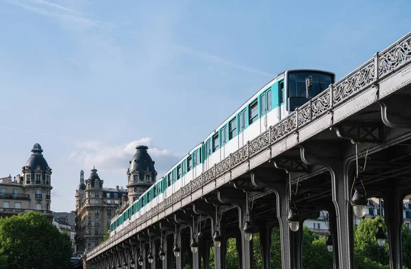 Bir Hakeim Híd Metróval Párizsban Franciaországban — Stock Fotó