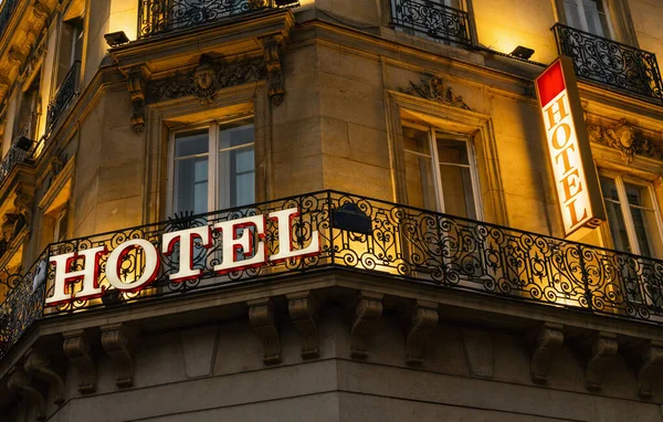 Блумбований Знак Готелю Зроблений Вночі Парижі — стокове фото