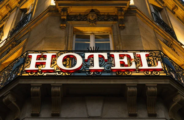 Znak Hotel Oświetlony Nocy — Zdjęcie stockowe