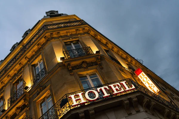 Prosvětlený Hotelový Znak Pořízen Noci Paříži — Stock fotografie