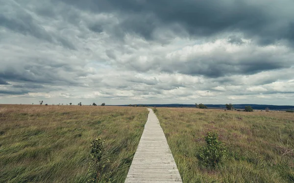 Водная Прогулка Зоне Отдыха Высокие Холмы Белгии Драматичным Облачным Небом — стоковое фото