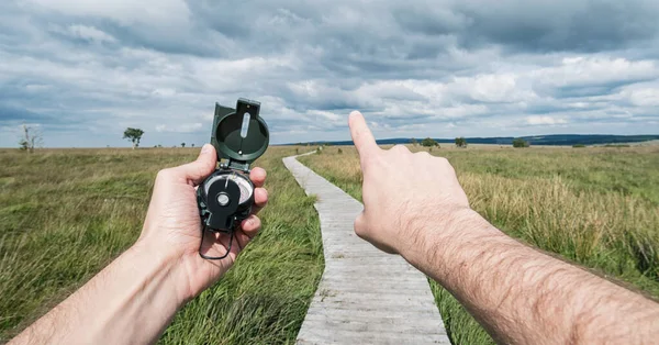 Pov Obraz Cestujícího Muže Držícího Kompas Ukazujícího Směr Krajině — Stock fotografie