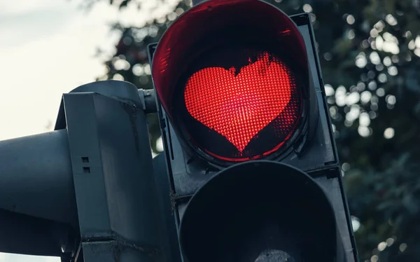 Φανάρι Κόκκινο Σχήμα Καρδιάς Στην Πόλη — Φωτογραφία Αρχείου