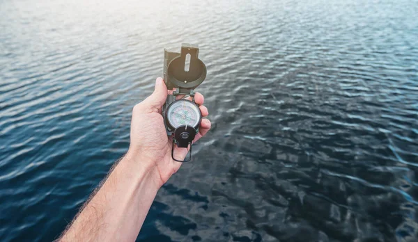 Utsiktsbild Resenär Man Söker Riktning Med Kompass Vid Havet — Stockfoto