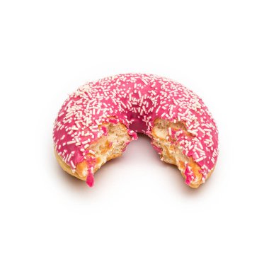 Yarısı yenmiş pembe donut, beyaz üzerine beyaz serpiştirilmiş.