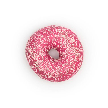 Beyaz arkaplanda beyaz şeker parçacıkları olan pembe donut.