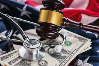 Yargıçlar Gavel ve Tıbbi Steteskop Amerika bayrağında